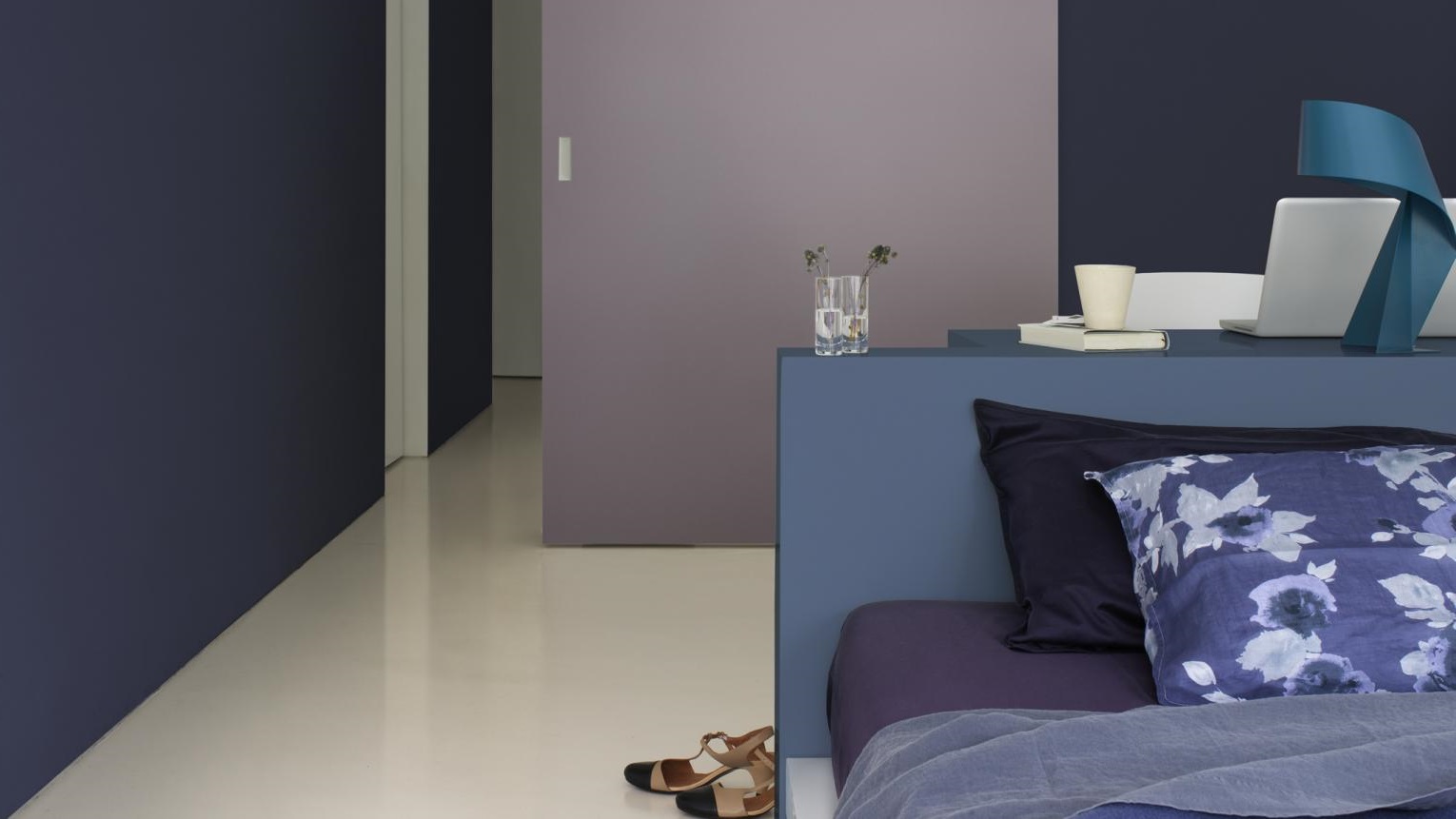 Chambre Violette Et Bleu Avec Des Pans De Murs De Différentes Couleurs 
