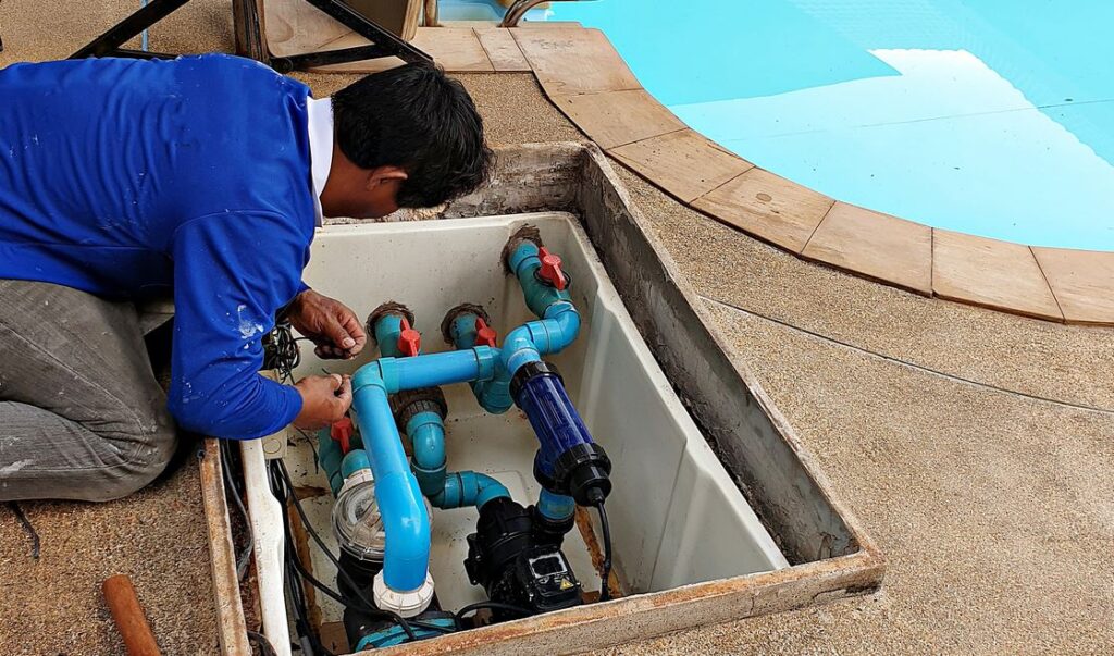 Homme Fait Entretien Sur Une Pompe De Piscine