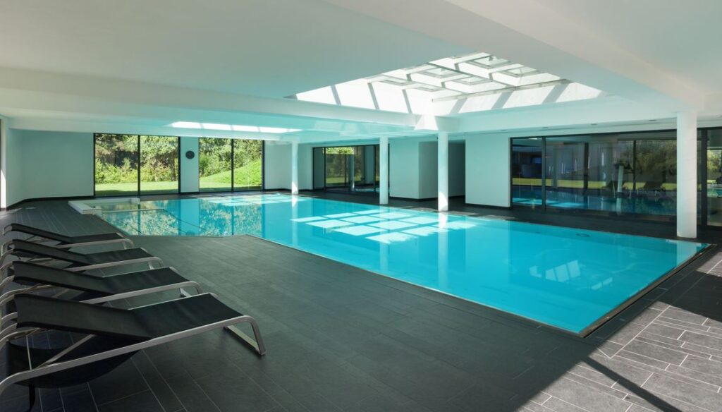 Belle Piscine D'intérieure Dans Maison Moderne