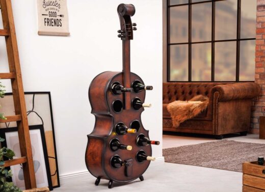 Un violoncelle en guise de meuble range-bouteilles