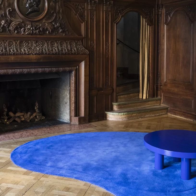 Le tapis bleu cobalt, une touche décalée