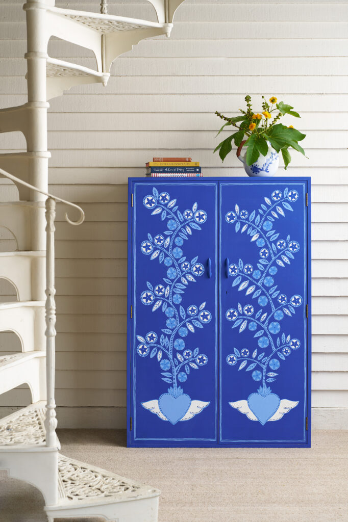 Le bleu cobalt, vedette de l'intérieur folk