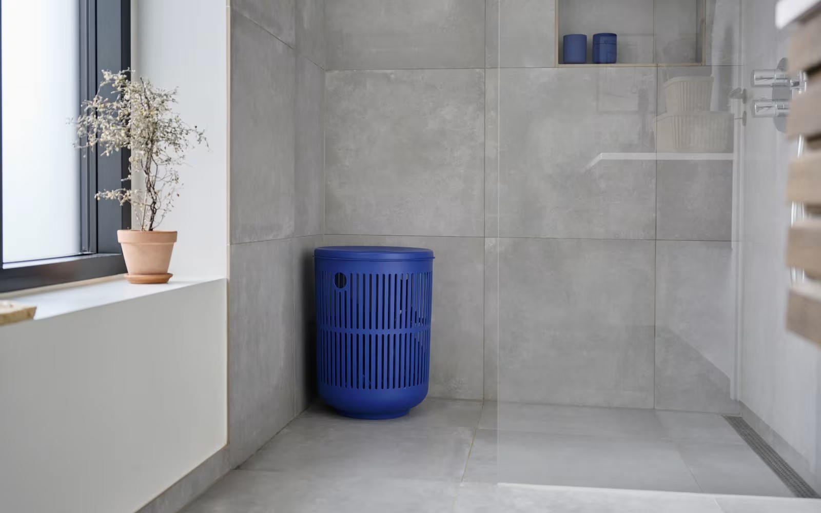 Le bleu cobalt pour dépoussiérer la salle de bain béton ciré