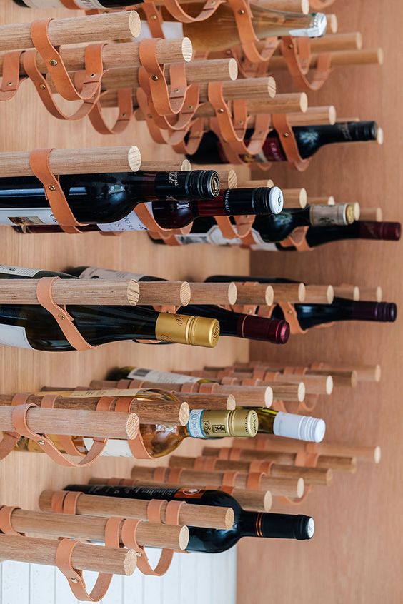 Des bouteilles de vin suspendues