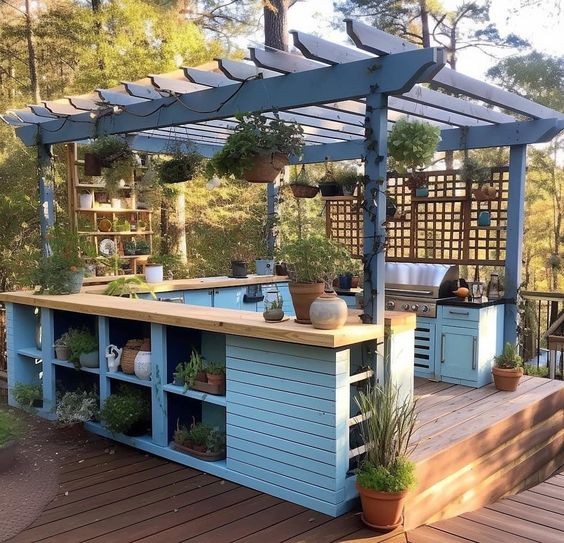 Une cuisine d'été dans une pergola colorée