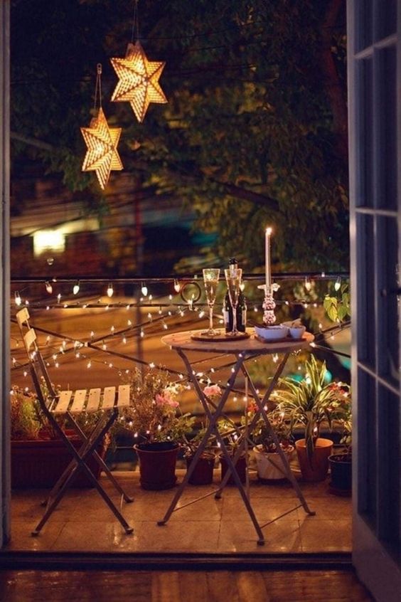 Des étoiles lumineuses sur le balcon