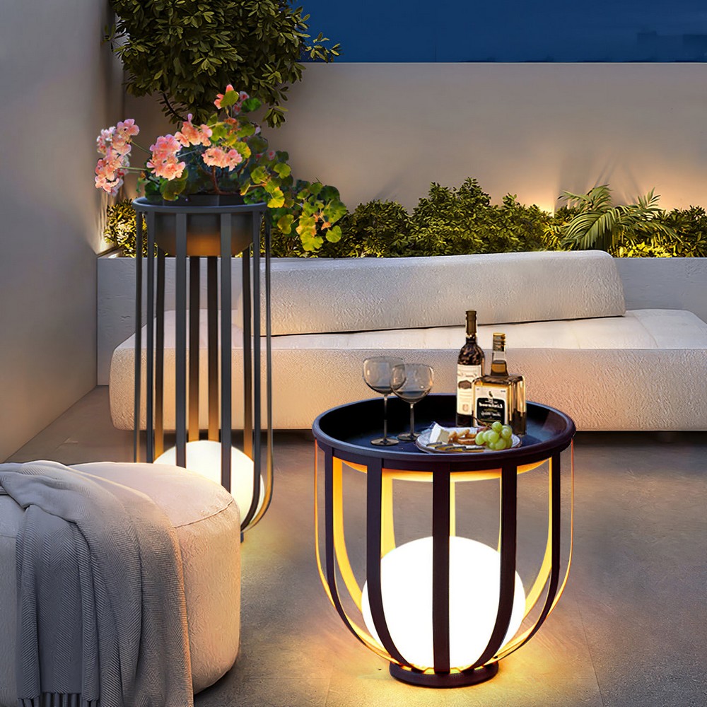 Une table lumineuse sur le balcon