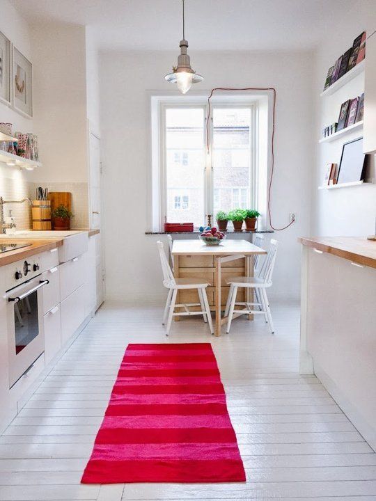 Le Tapis Coloré Dans La Cuisine Blanche