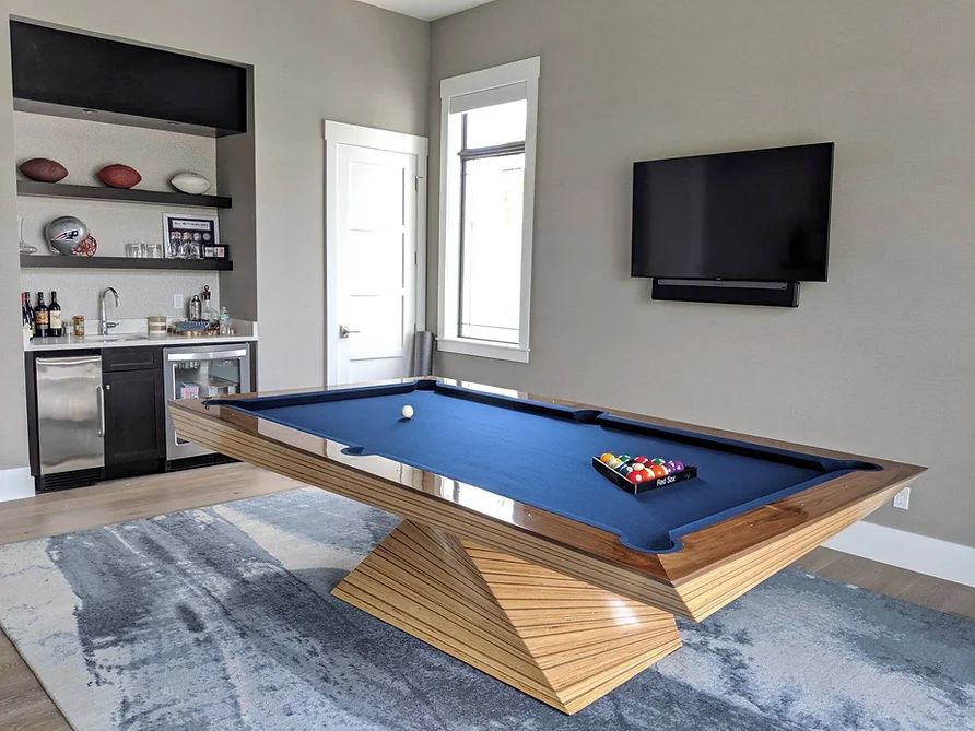 Mini Bar Et Téléviseur Dans La Salle De Billard