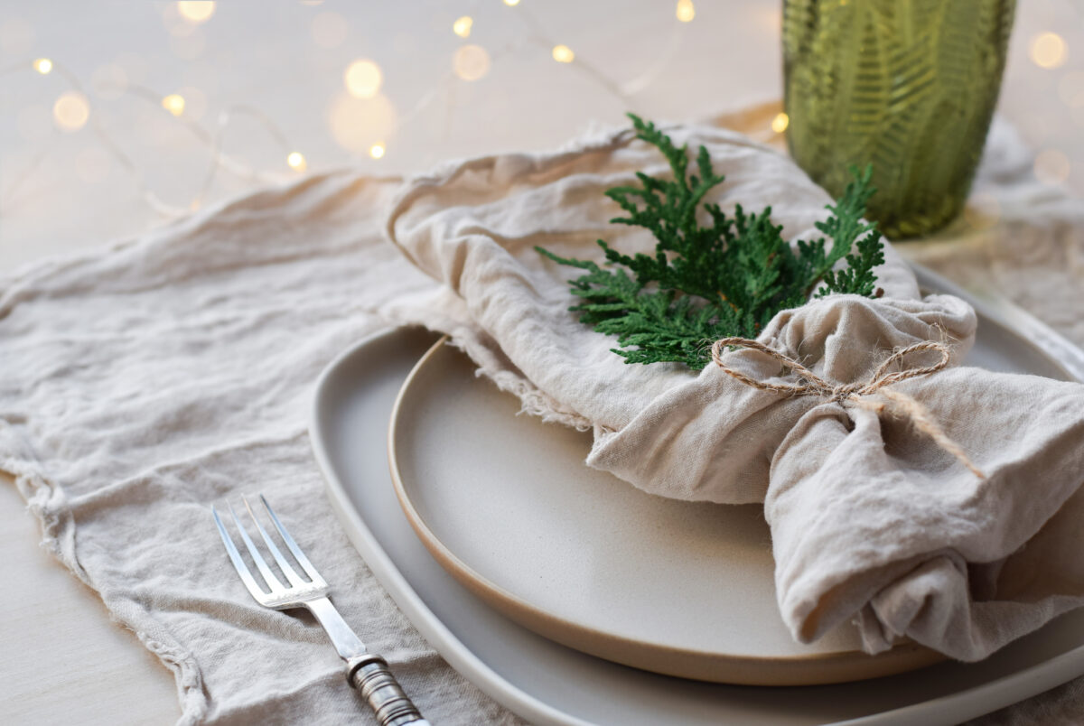 Finie la nappe de Noël traditionnelle, voici la nouvelle tendance déco qui les fait disparaître !