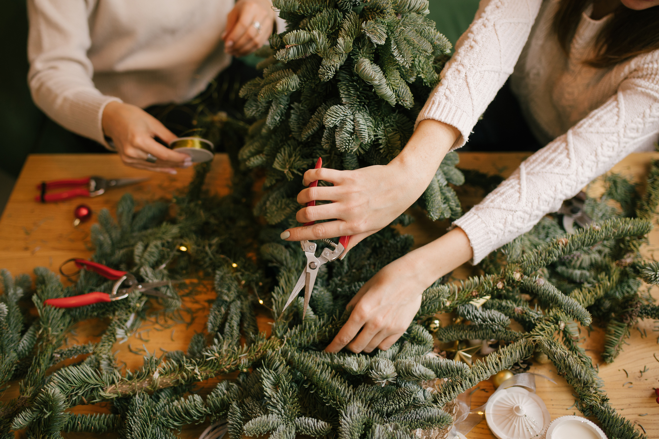 Émerveillez vos invités avec ces décorations de Noël en branches de sapin faciles à réaliser !