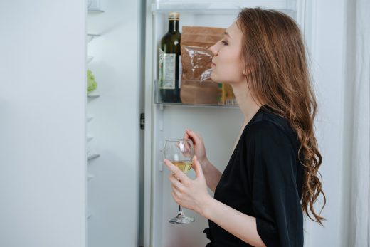 Femme Refrigerateur Verre De Vin Blanc